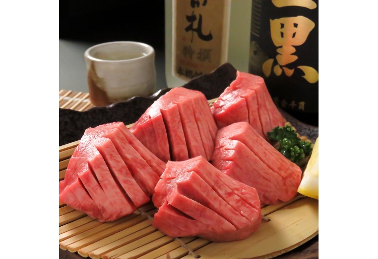 焼肉屋にきたらとりあえず牛タン！牛タンのなかでもとくに柔らかく口の中でとろける美味さ【厚切り上タン】